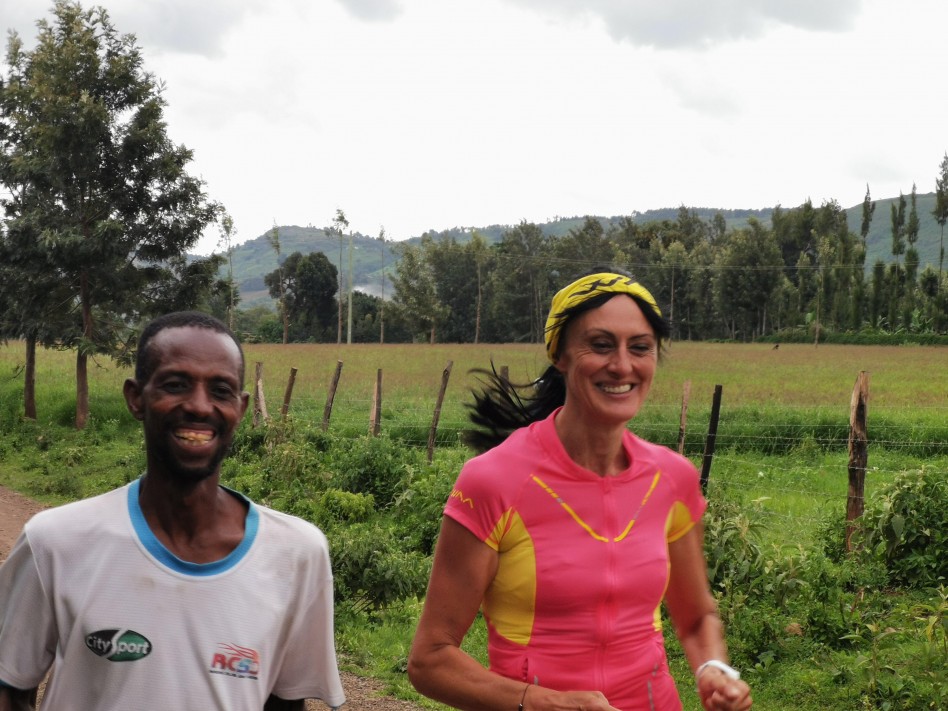 La Bee court avec son coach sur un sentier kenyan