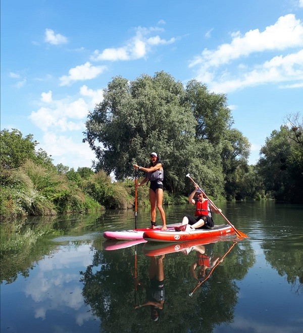 Promenade de deux femmes dont la Bee en stand up paddle sur un bras de la Seine