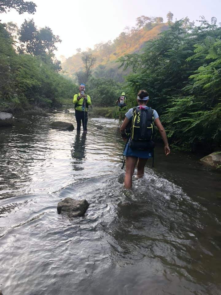 Des coureurs descendent de jour la rivière mentionnée dans le récit.