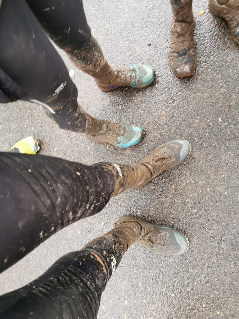 Photos des chaussettes Verjari et de mes pieds après le passage dans la boue.