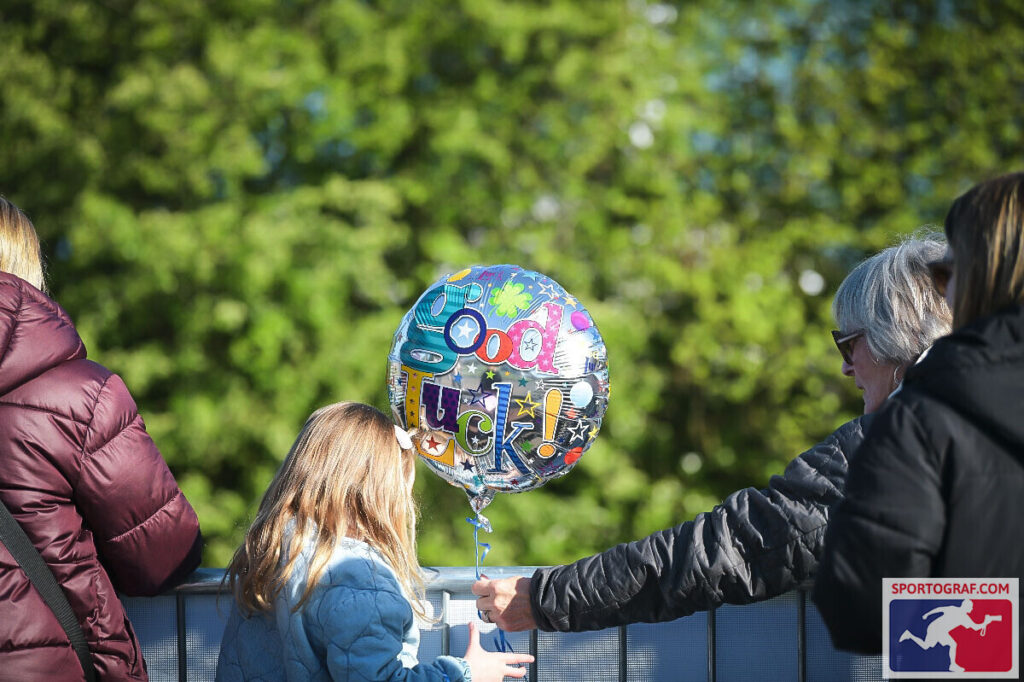Des supportrices avec de jolis ballons colorés sur le Marathon de Manchester