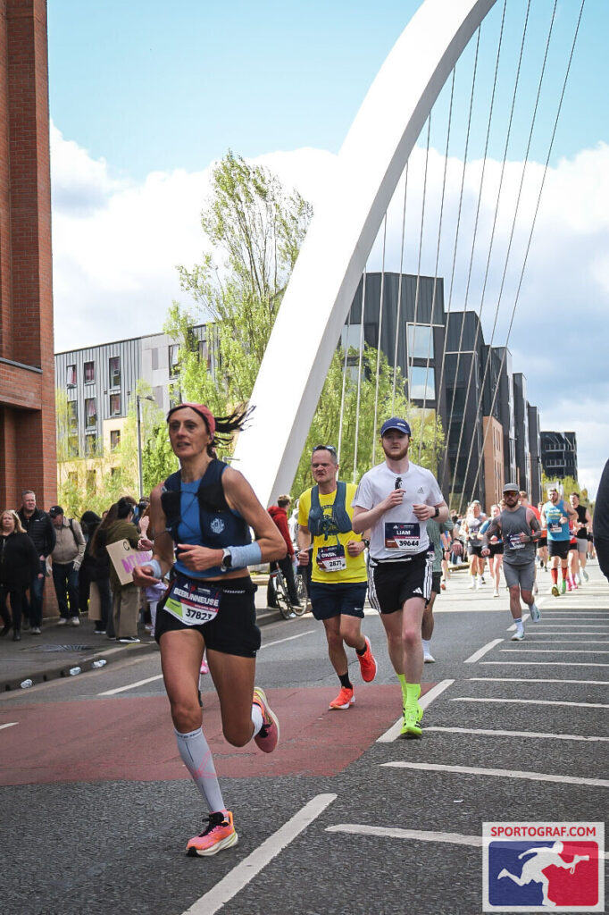 La Bee en plein effort sur le marathon de Manchester