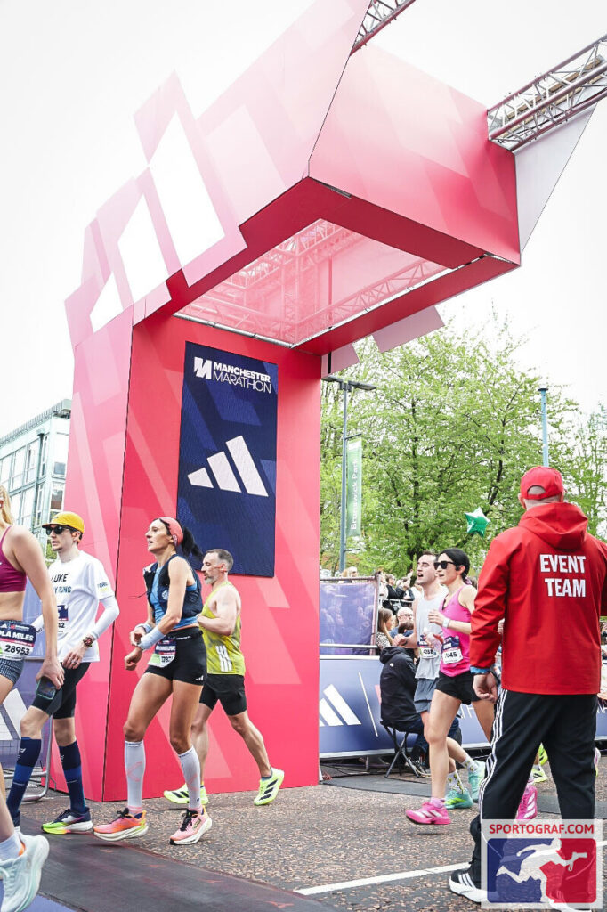 La Bee qui franchit la ligne d'arrivée du marathon de Manchester