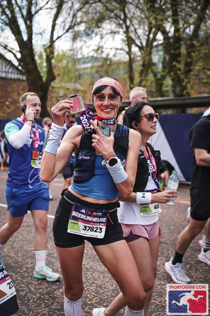 Une Bee fière de sa superbe médaille de finisher