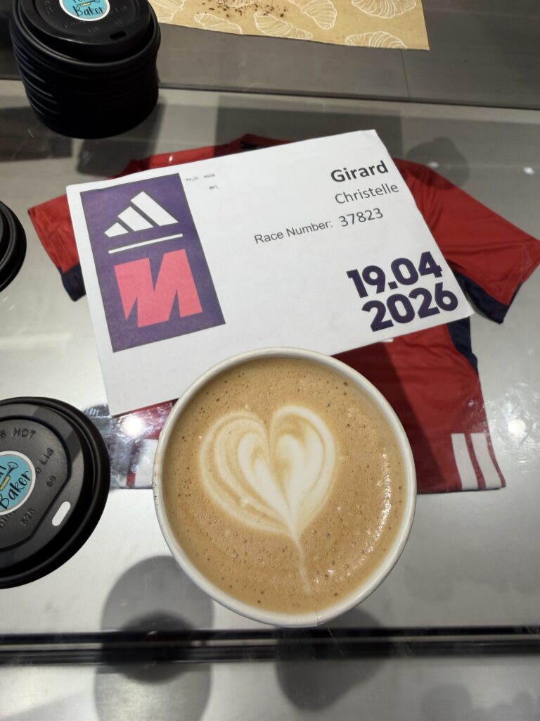 Latte préparé par un barista lors du retrait du dossard du marathon de Manchester